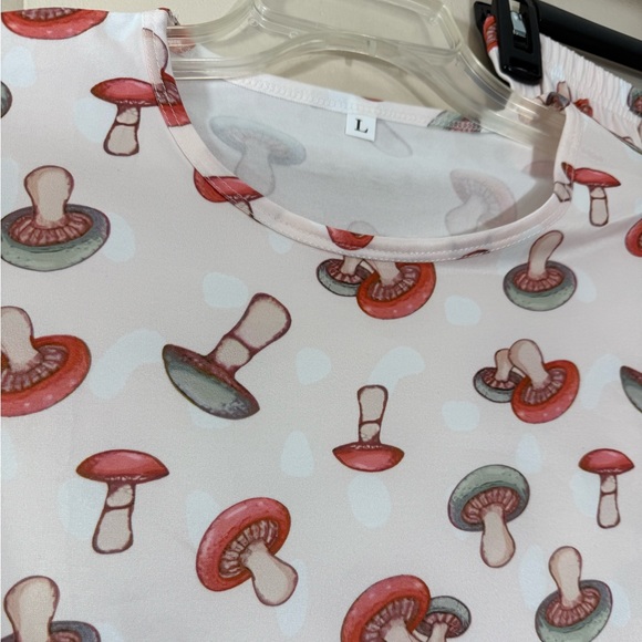 New white pink green red mushroom print 2-piece pajama top & pants set large - Picture 8 of 13